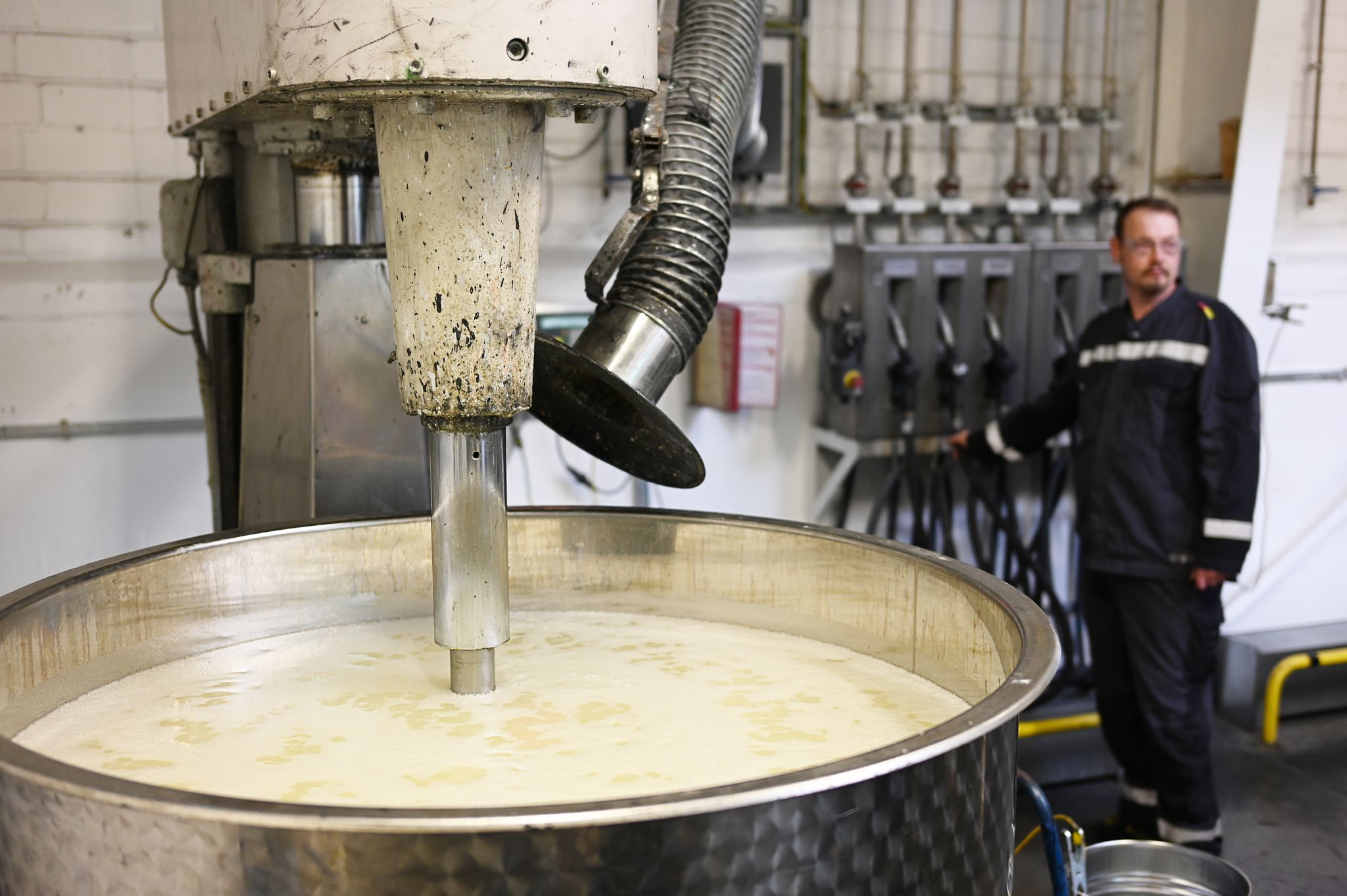 Filling a small amount of solvent from the tank