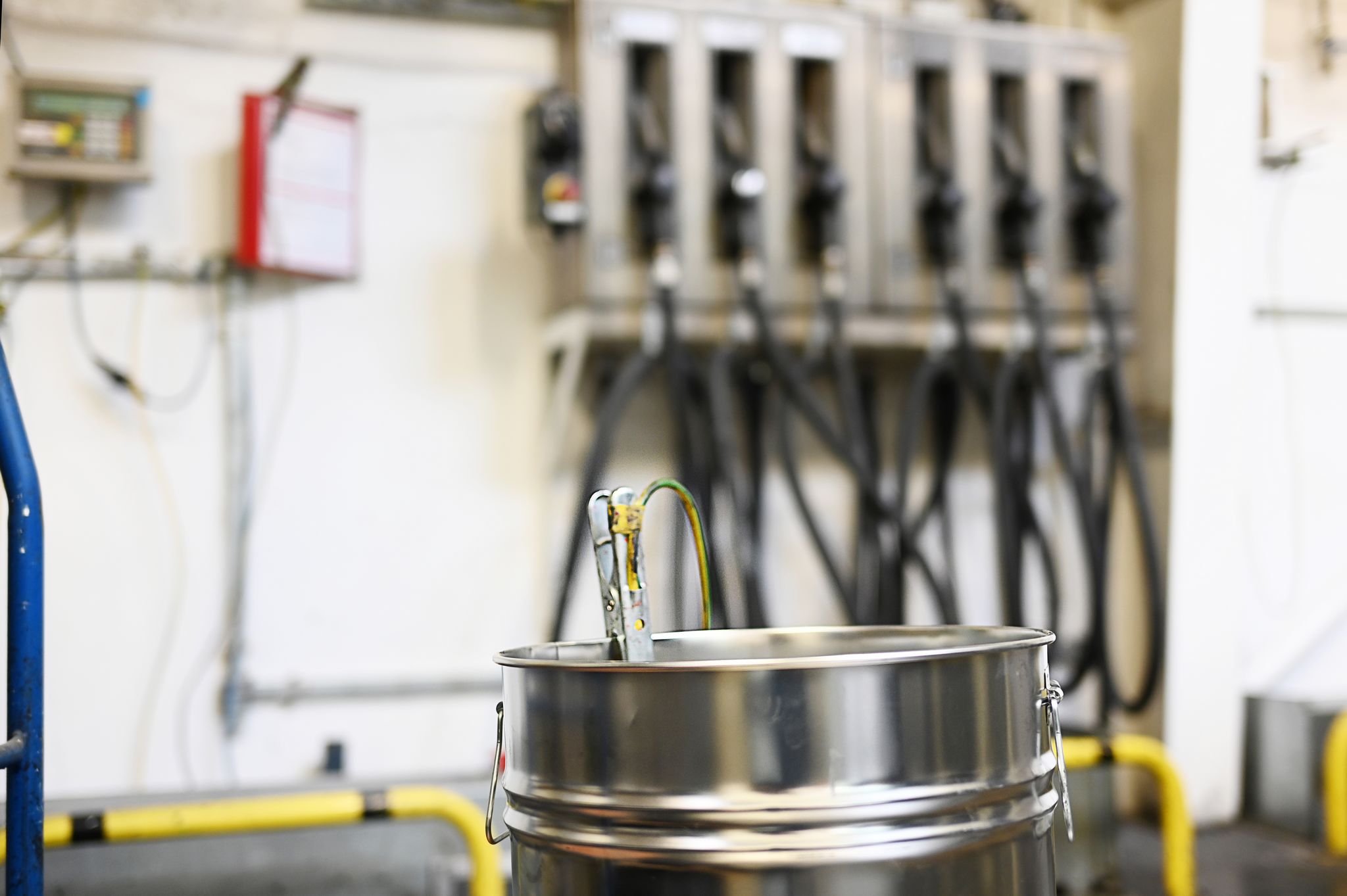 Filling a small amount of solvent from the tank