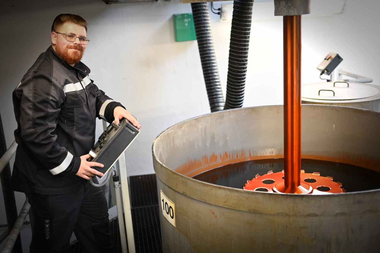 Der Lack wird vor der Abfüllung noch einmal aufgerührt