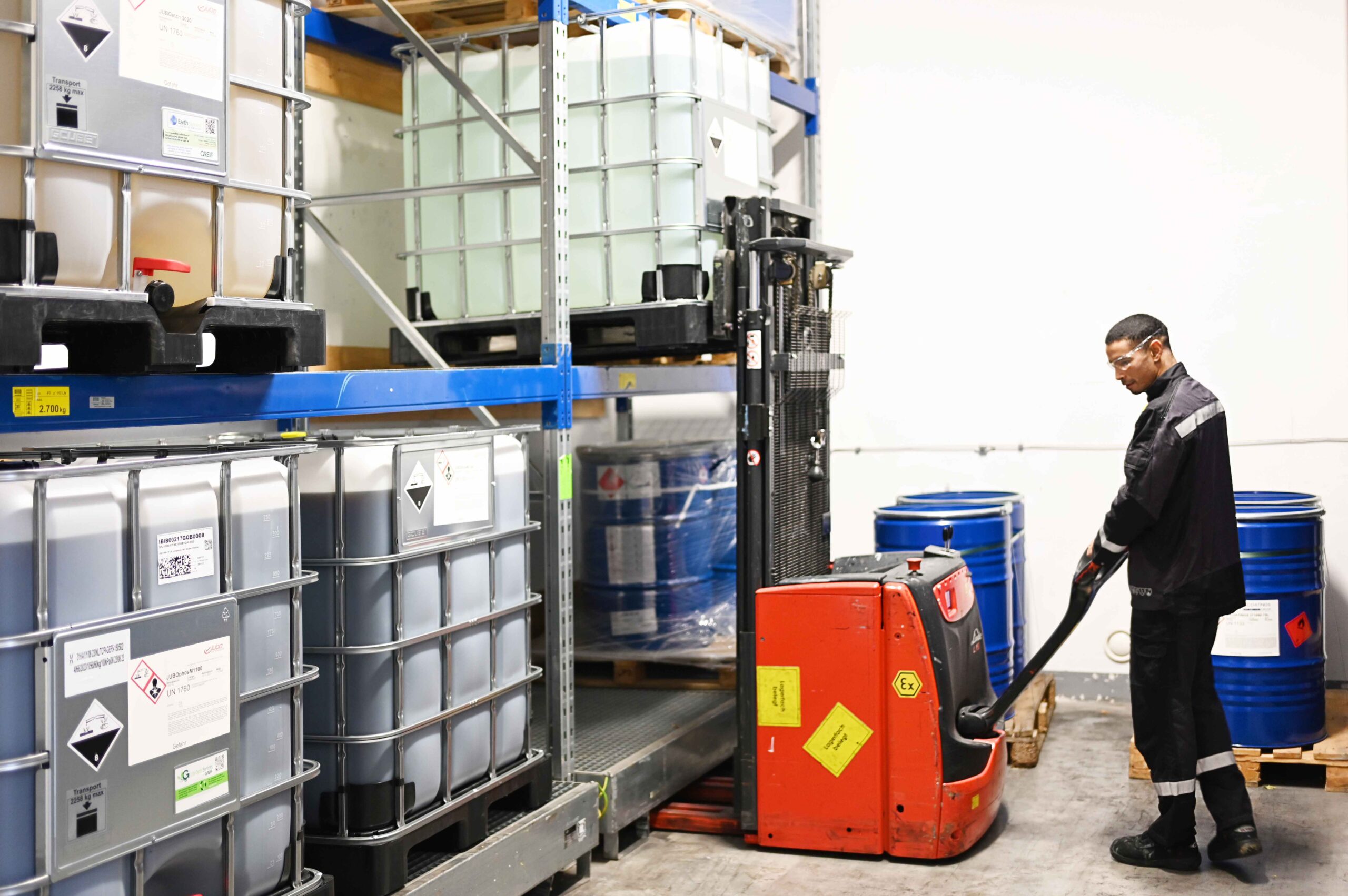 Der Lack wird vor der Abfüllung noch einmal aufgerührt